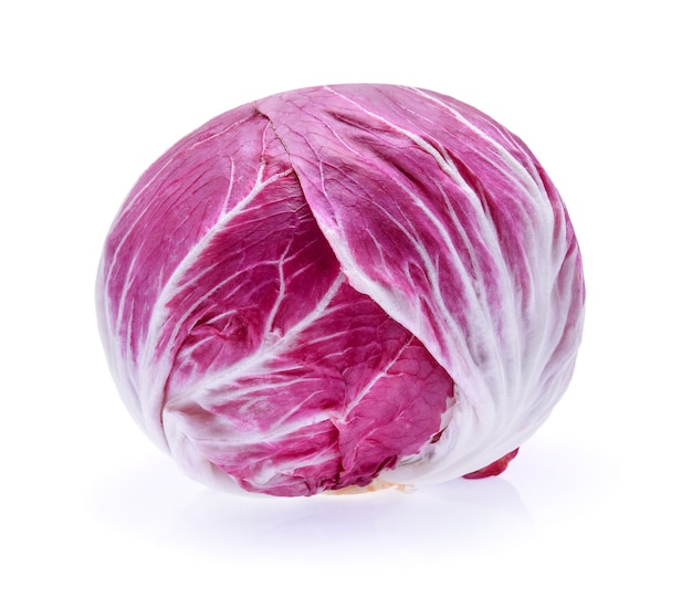 Radicchio, ensalada roja aislado en blanco