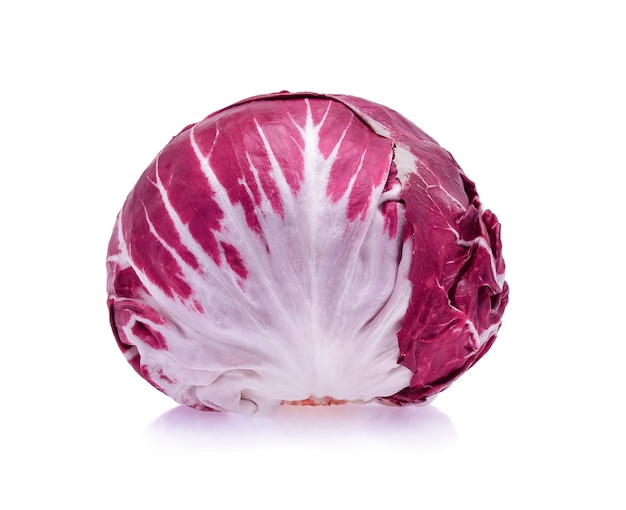 Foto radicchio, ensalada roja aislado en blanco