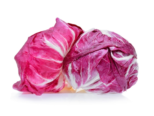 Foto radicchio, ensalada roja aislado en blanco