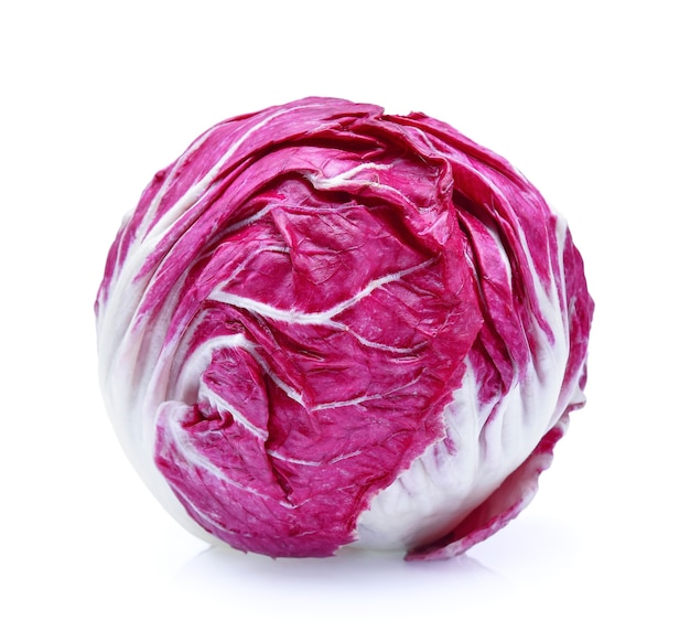 Foto radicchio, ensalada roja aislado en blanco