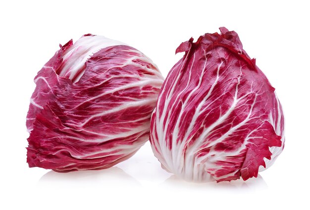 Radicchio, ensalada roja aislado sobre fondo blanco.