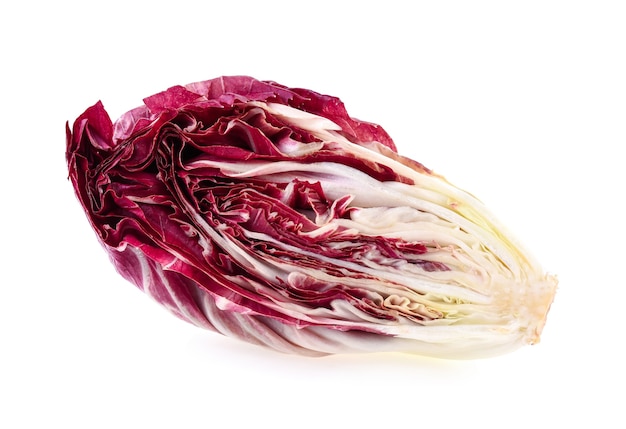 Radicchio (ensalada roja) aislado sobre fondo blanco.