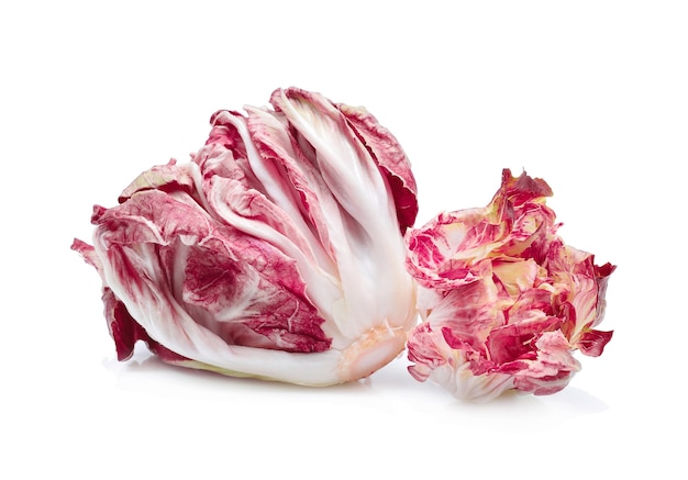 Radicchio, ensalada roja aislado sobre fondo blanco.