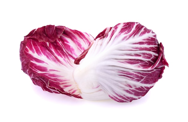 Radicchio, ensalada roja aislado sobre fondo blanco.