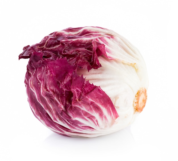 Radicchio, ensalada roja sobre pared blanca