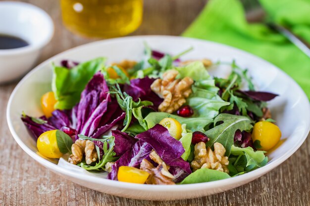 Radicchio mit Walnuss- und Granatapfelsalat