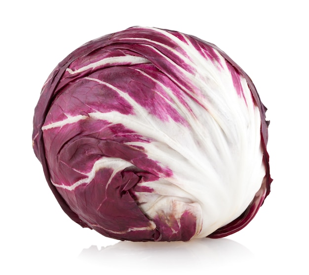 Radicchio de repollo rojo aislado en blanco