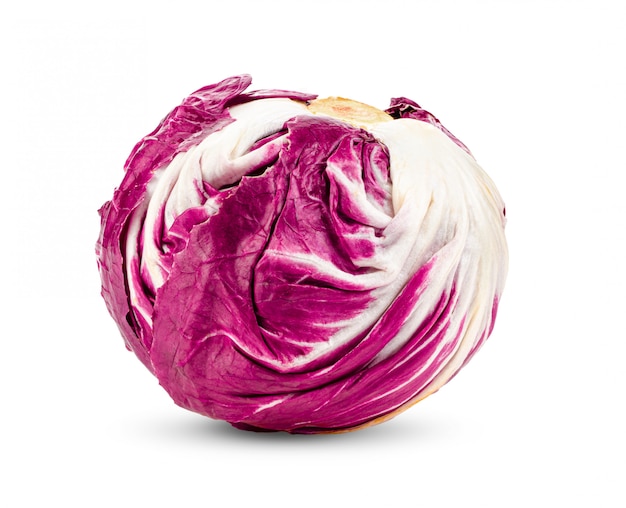 Radicchio rojo fresco aislado en blanco