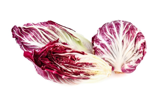 Radicchio, salada vermelha em fundo branco