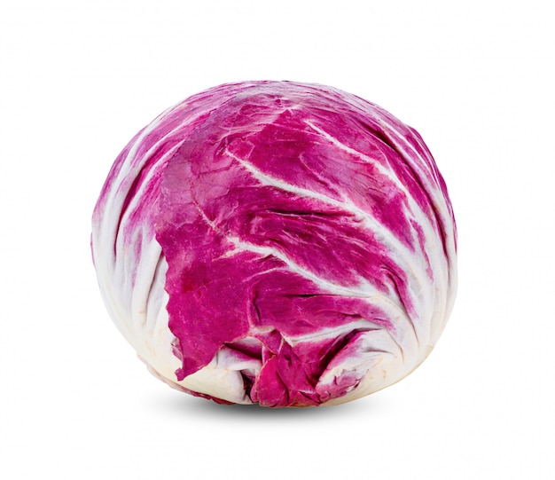 Radicchio, salada vermelha isolada no branco