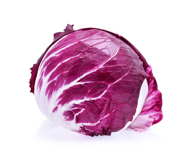 Radicchio, salada vermelha isolada no branco