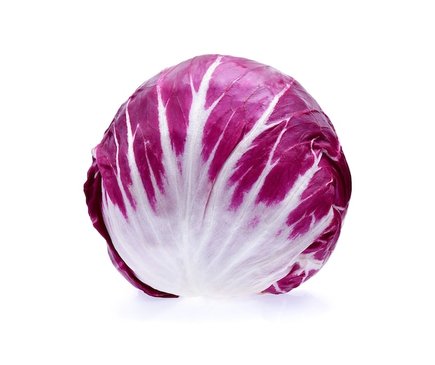 Radicchio, salada vermelha isolada no branco