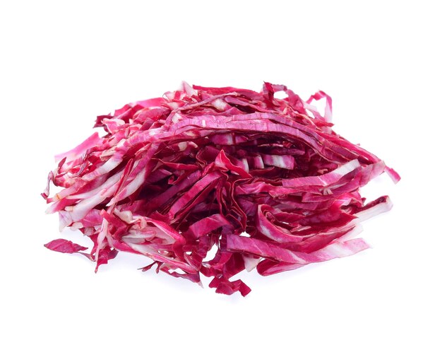 Radicchio, salada vermelha isolada no branco