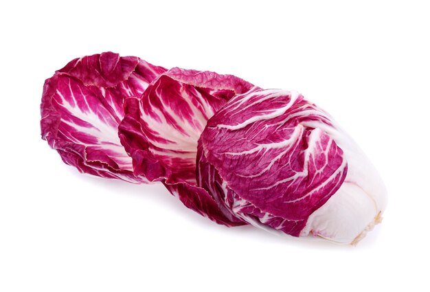 Radicchio, salada vermelha isolada no branco