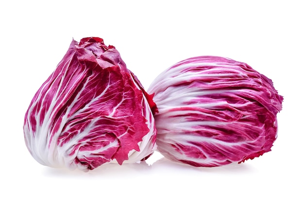 Radicchio, salada vermelha isolada no fundo branco