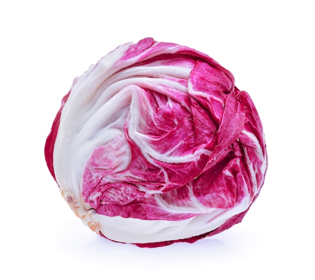 Radicchio, salada vermelha isolada no fundo branco