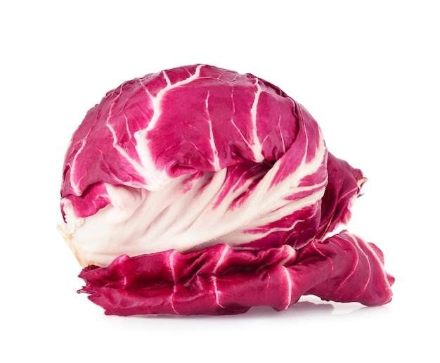 Radicchio, salada vermelha isolada no fundo branco