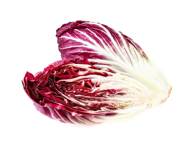 Radicchio, salada vermelha isolada no fundo branco
