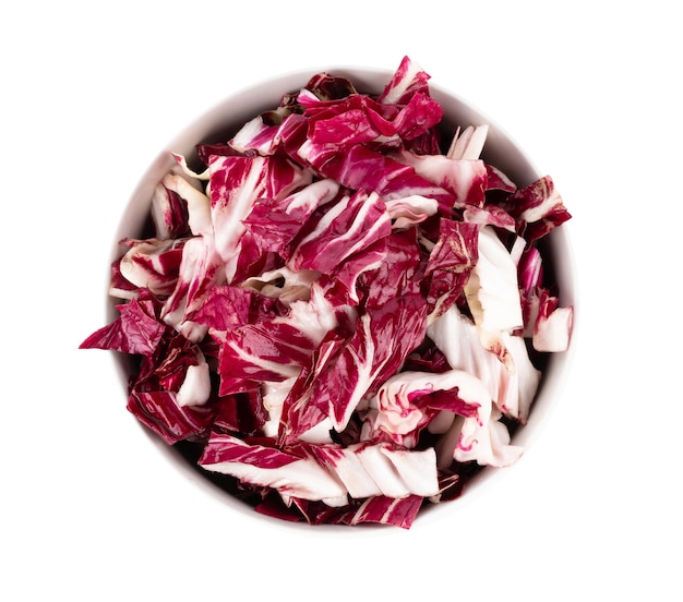 Radicchio, salada vermelha isolada