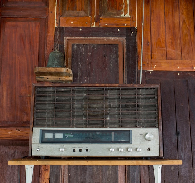 Radio antigua en casa tailandesa