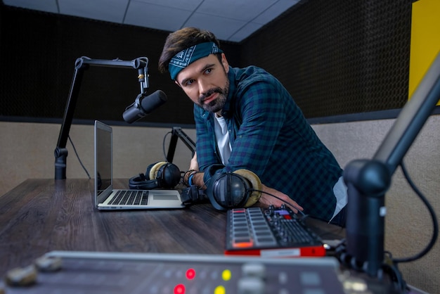 rádio dj. DJ de rádio com bandana na cabeça na estação de rádio