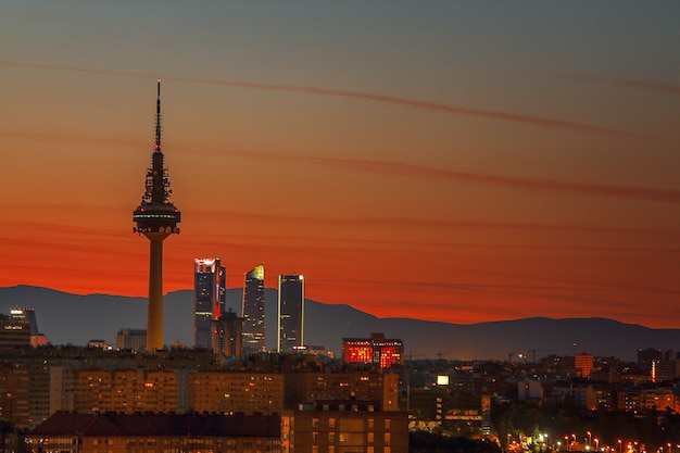 Foto rádio e tv de piruli em madri ao pôr do sol