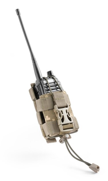 Foto rádio militar em bolsa tática em camuflagem de pixel equipamento de equipamento militar walkie talkie