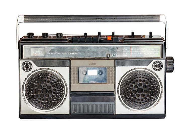 Foto rádio retrô e toca-fitas isolado no branco com traçado de recorte