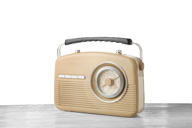 Rádio retrô em fundo branco