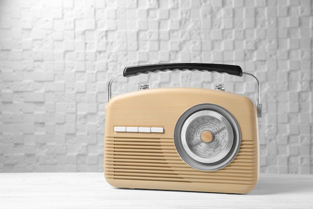 Rádio retrô em fundo claro