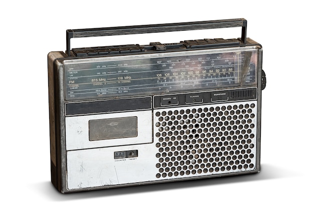 Radio retro y reproductor de casetes de audio aislado sobre fondo blanco con trazado de recorte