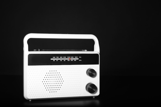 Radio retro sobre fondo negro