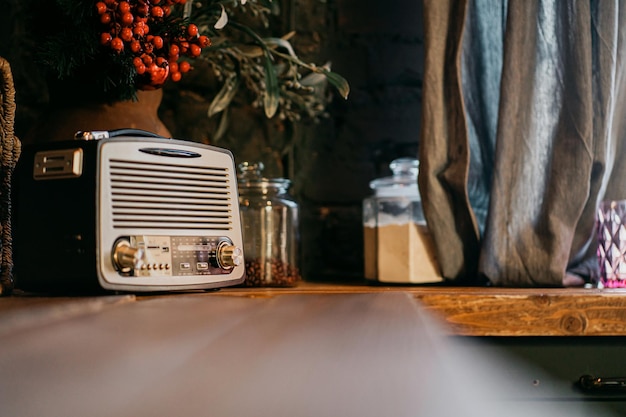 Foto la radio está sonando en la mesa de la cocina.