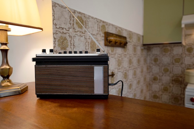 Rádio vintage retrô na sala de estar estilo anos 70 O canal FM está tocando música um elegante rádio retrô