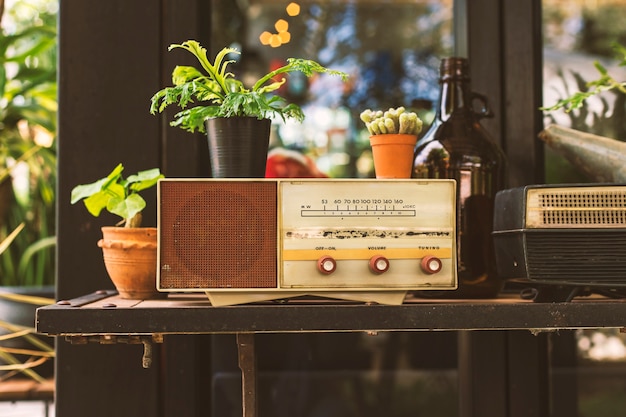 Radio vintage sobre la mesa para decoración en casa.