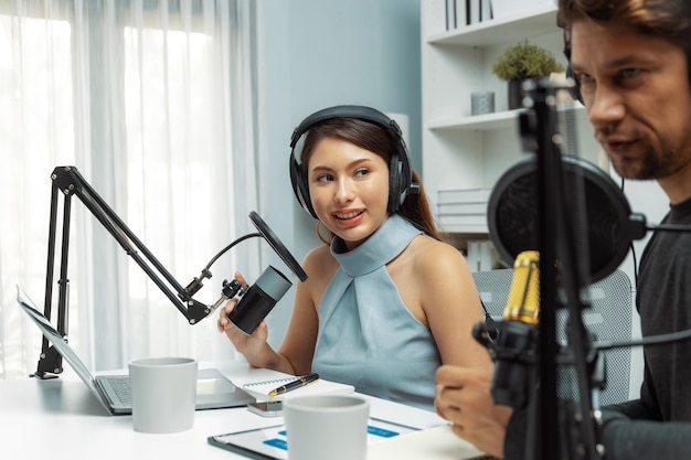 Foto los radiodifusores del canal anfitrión discutiendo juntos haciendo postular el consejo