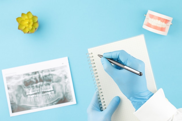 Radiografía de dientes con modelo de mandíbula en mesa de dentista