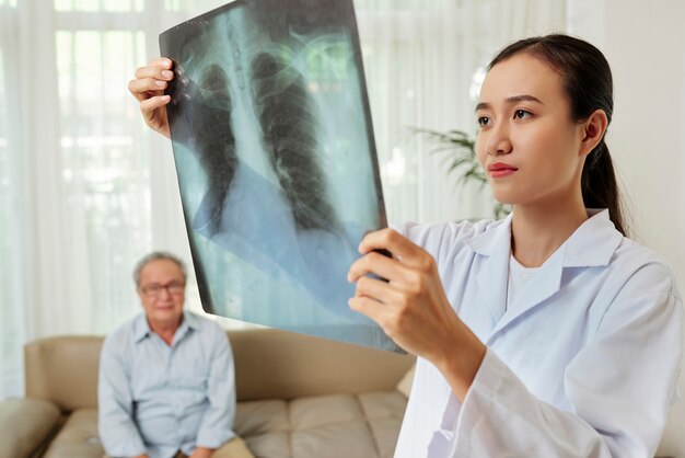 Radiologe untersucht die Röntgenaufnahme des Patienten