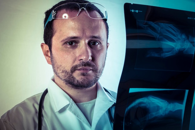 Foto radiologista olhando para um raio-x no hospital