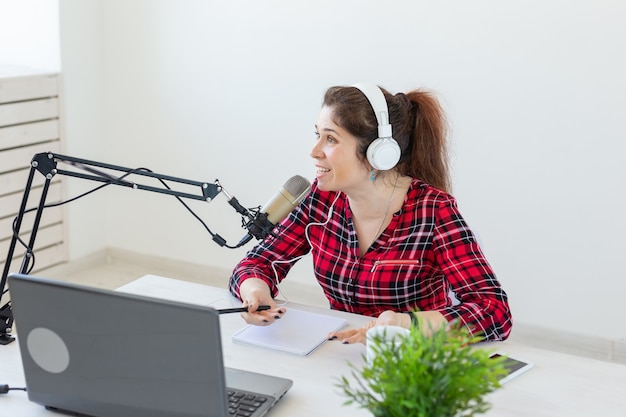 Radiomoderator, Blogging, Sendekonzept - junge Frau, die im Radio arbeitet.