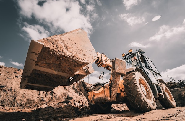 Radladerbagger arbeitet auf der Baustelle