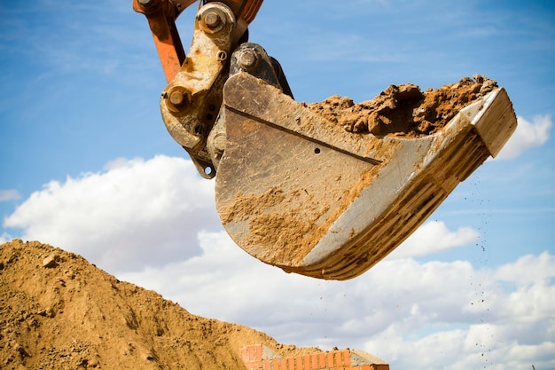 Radladermaschine entlädt Sand bei Erdbewegungsarbeiten auf der Baustelle