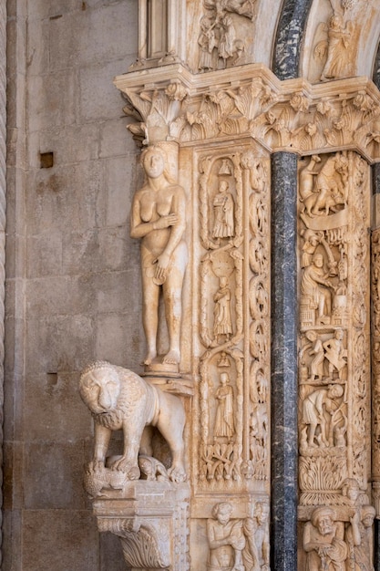 Radovans Magnificent Portal detalle en la Catedral de San Lorenzo, Trogir, Croacia