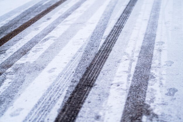 Foto radspuren auf der mit schnee bedeckten straße