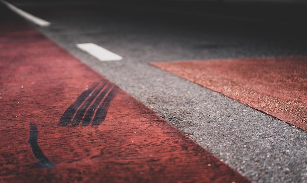 Foto radspuren auf der verkehrssicherheitsstraße und versicherungskonzept