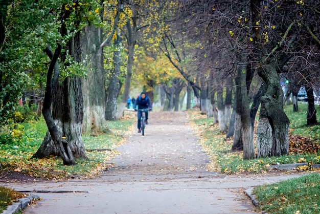 Radtour im Herbstpark. Aktiver Lebensstil. Herbst in der Stadt