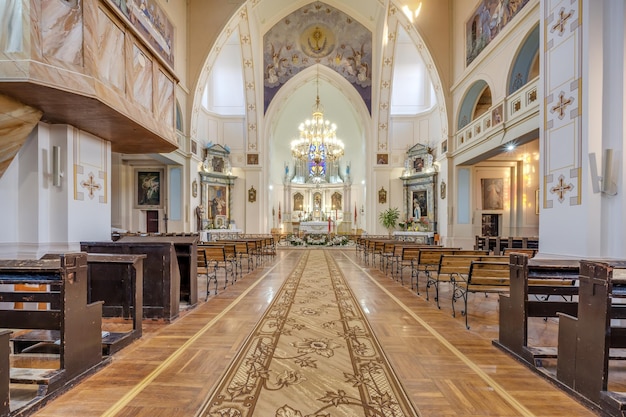 RADUN BIELORRÚSSIA MAIO DE 2021 interior da antiga igreja católica barroca com afrescos ícones pinturas Colunas teto e abóbada