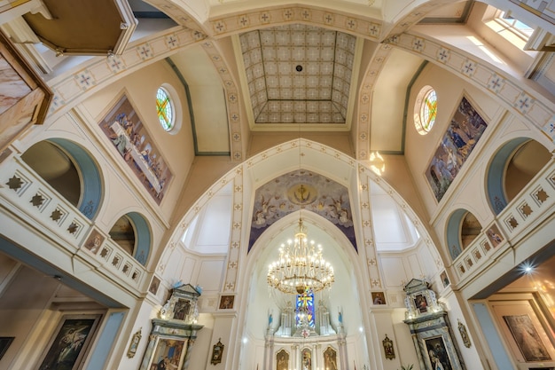RADUN BIELORRÚSSIA MAIO DE 2021 interior da antiga igreja católica barroca com afrescos ícones pinturas Colunas teto e abóbada