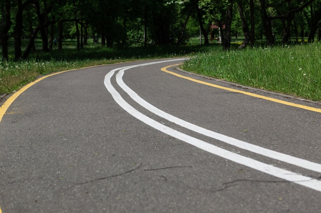 Radweg im Spring Park abbiegen. Leere Straße.