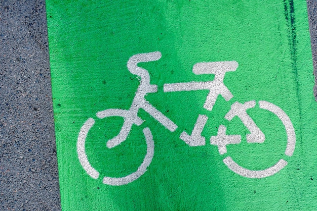 Radweg in der Stadt, grünes Schild auf Asphalt